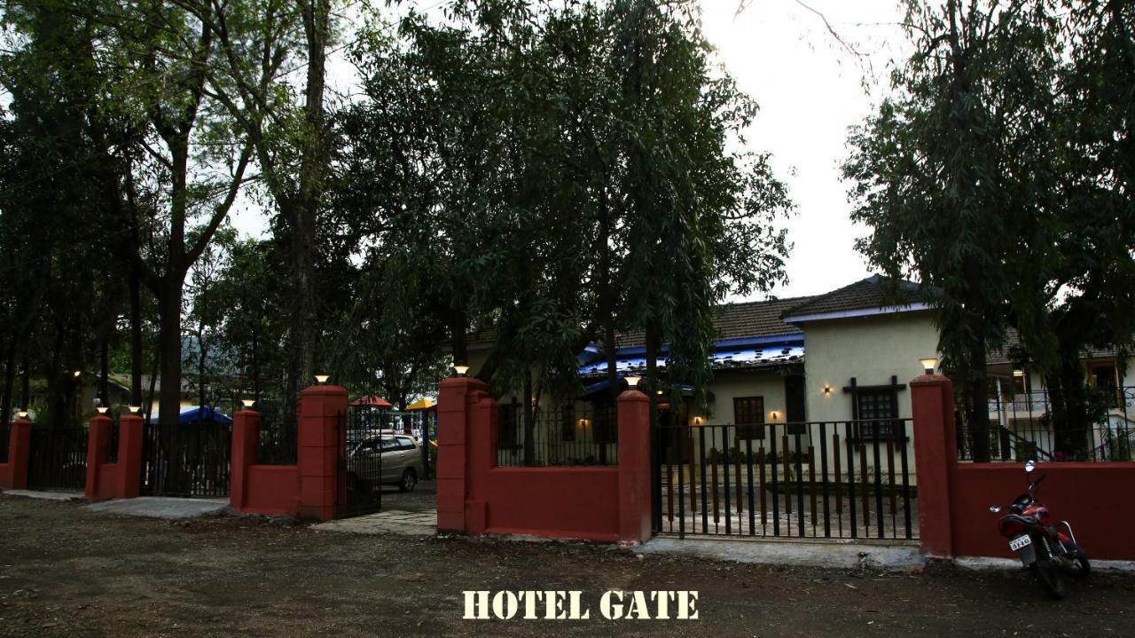 Hotel Girija Khandāla Buitenkant foto